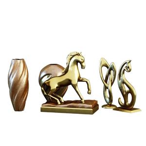 Escultura de Caballo de Aluminio Fundido Artesanal de Lujo, Pieza Decorativa Ligera para Decoración del Hogar y Proyectos de Diseño de Interiores - Product Image 1