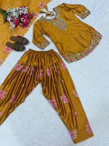 Lehenga Choli de Diseño Ramdev para Mujer, Ropa de Fiesta, Top con Materiales Reciclados, Seda Crepé Natural Pesada con Lentejuelas de 5mm para Diwali - Product Image 2