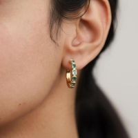 Boucles d'oreilles créoles minimalistes en or massif 10K 14K 18K avec diamant de laboratoire émeraude serti clos et diamant Huggie