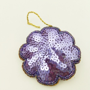 Ornement de coeur à paillettes multicolore fabriqué à la main avec bordure en fil d'or et boucle de suspension pour arbre de Noël festif ou décor de vacances - Product Image 4