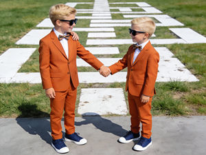 Ensemble de costume 2 pièces pour garçons, couleur orange rouille, avec nœud papillon |   Costume de cérémonie pour enfants : Blazer et pantalon |   Vêtements de cérémonie pour enfants sur mesure - Product Image 2