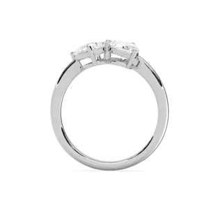 Anillo de compromiso con tres diamantes de corte redondo y diamantes laterales en forma de corazón, elaborado en oro rosa, oro blanco, oro amarillo, elegante. - Product Image 4