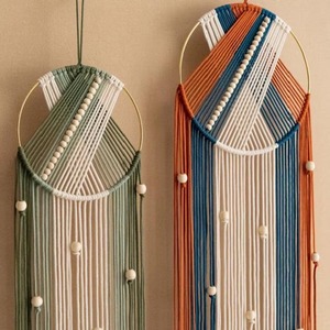 Atrapasueños decorativo multicolor redondo de macramé para colgar en la pared con cuentas de madera para un interior acogedor y para regalar, procedente de la India. - Product Image 5