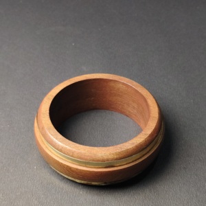 Bracelet minimaliste en bois dur avec bande en fil métallique doré encastré - Bijou moderne en bois et laiton, techniques mixtes - Product Image 6