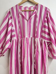 Robe longue ample à col montant en coton tissé imprimé floral dessiné à la main, manches longues, style bohème avec pompons, décontractée pour l'été et le quotidien - Product Image 1
