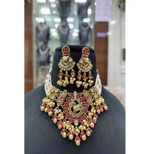 Conjunto de collar y aretes de latón chapado en oro de calidad premium impecable para mujeres, para ocasiones de boda. - Product Image 1
