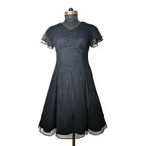 Robe midi élégante noire à pois en maille transparente avec col en V, manches courtes volantées et taille haute pour femme – Vêtement décontracté en gros - Product Image 1