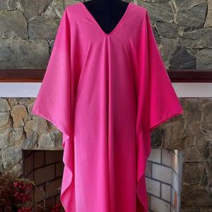 Robe caftan en rayonne rose unie teinte à la main, grande taille, coupe décontractée et fluide, vêtements de détente pour femmes - Product Image 1
