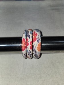 Brazalete de Resina Hecho a Mano con Patrón Floral Azul Claro, Pieza de Arte Pintada a Mano, Coleccionable para Mujeres de la India. - Product Image 6