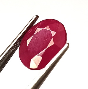 Pierre précieuse naturelle en rubis africain de 4,20 carats, taille ovale, facettée, non montée - Product Image 2