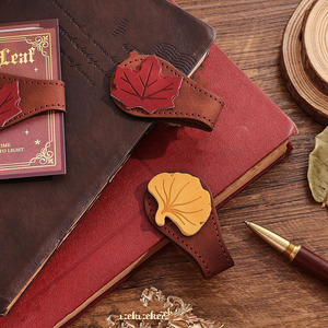 Accessoire de lecture personnalisé en gros avec marque-page en cuir artisanal motif feuille d'érable pour un cadeau attentionné, en vente - Product Image 4