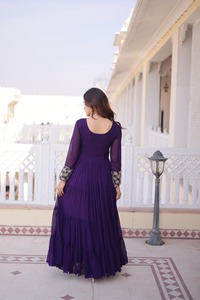 Magnifiques robes Anarkali pour femmes en tissu Georgette effet fleuri, ornées de paillettes et de Zari, avec broderie en pipe. - Product Image 2