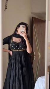 Exclusivo de Verano: Vestido y Pantalón de Diseñador con Hilo de Seda Vichitra y Lentejuelas, con Dupatta de Encaje en los Cuatro Lados con Hilo y Lentejuelas - Product Image 3
