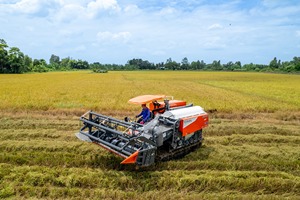 Cosechadora de Arroz de 120HP Kubota DC-108X con Orugas de Goma, Máquina Diésel para Cosechar Granos, Ideal para Campos de Arroz Grandes y Uso en Zonas Húmedas - Product Image 4