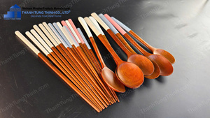 Ensemble de 4 cuillères et baguettes en bois avec manches roses et blancs, ustensiles de table, fabriqués par un fabricant certifié Food Safe. - Product Image 6