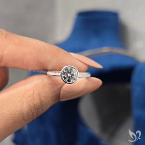 Bague de fiançailles classique 1,00 ct, diamant de laboratoire certifié IGI, taille ronde, sertissage moderne en clos avec bande de diamants en or blanc - Product Image 4