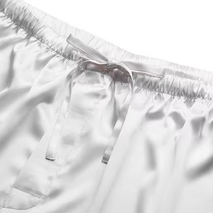 กางเกงขาสั้นผู้ชายแบบสั่งทำ กางเกงออกกำลังกายวิ่งสำหรับผู้ชาย กางเกงขาสั้นผ้าซาตินสีขาว เนื้อผ้าเรียบลื่น สวมใส่สบาย กางเกงขาสั้นผ้าซาตินนุ่มสำหรับผู้ชาย - Product Image 3