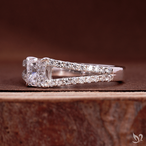 แหวนเพชรทรงรัศมี 0.5 กะรัต เพชรเพาะเลี้ยงในห้องปฏิบัติการ แหวนแต่งงานแบบวงแหวนฝังเพชรเต็มวง แหวนขอแต่งงาน รับรองโดย IGI ทองคำขาว 10K - Product Image 3