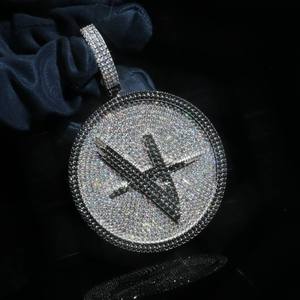 จี้เงินแท้ S925 ประดับเพชรโมอิสซาไนต์ทรงกลม ดีไซน์ CONCEPTION Iced Out  แบบสั่งทำพิเศษ ได้รับการรับรองจาก GRA สำหรับผู้ชายสไตล์ฮิปฮอป - Product Image 2