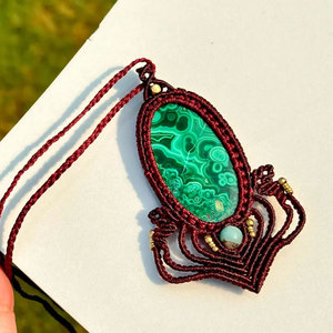 Collar con Colgante de Macramé Hecho a Mano con Malaquita, Cordón Rojo, Piedra de Malaquita Verde, Gema Natural, Joyería de Cristal Curativa Estilo Boho - Product Image 2