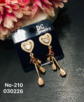 Boucles d'oreilles clous en alliage d'acier inoxydable plaqué or KVM, pierres CZ micro-incrustées, design géométrique tendance, pour fiançailles, style luxe léger