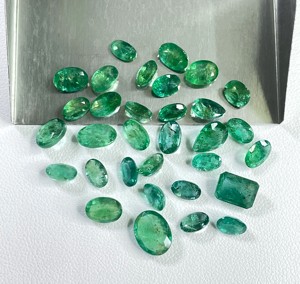 มรกตแซมเบียธรรมชาติคุณภาพสูง ขนาด 6x4-6x8 มม. รูปทรงผสม น้ำหนัก 54.30 กะรัต สีเขียวกลาง พลอยหลวมสำหรับทำเครื่องประดับ - Product Image 4