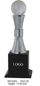 Ensemble de trophées de golf en métal plaqué or, argent et bronze, avec base en bois noir et logo. - Product Image 5