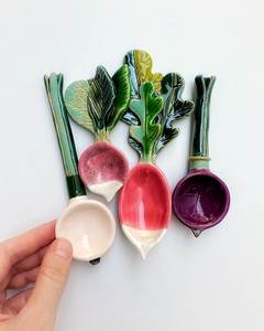 Repose-cuillère et pinces à thé en céramique Harvest Vegetable, en porcelaine, forme et couleur personnalisées, uniquement chez Universal Overseas - Product Image 4