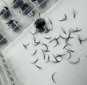 Extensiones de Pestañas Premade al por Mayor, Clusters de Pestañas Wispy 5D 7D 9D Hechas a Mano, Naturales, Largas, Negras Mate, Volumen de Pelo Sintético - Product Image 6