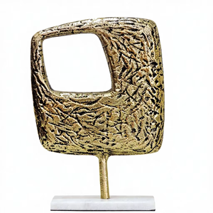 ประติมากรรมนามธรรมอะลูมิเนียมสีทองร่วมสมัยบนฐานหินอ่อนสีขาว – ของตกแต่งโต๊ะทรงเรขาคณิตแบบมีพื้นผิวสำหรับบ้านและสำนักงานสมัยใหม่ - Product Image 1