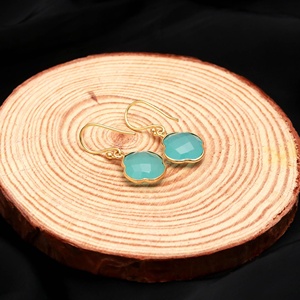 ต่างหูรูปโคลเวอร์ประดับพลอยอะควาแคลซิโดนีสุดหรูหุ้มทอง 18K ดีไซน์ใหม่ เหมาะสำหรับงานแต่งงานและเป็นของขวัญ - Product Image 3