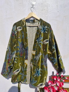Batas cortas tipo kimono de terciopelo con estampado de selva verde, hechas a mano, de terciopelo de algodón, para el desayuno o el té - Product Image 1