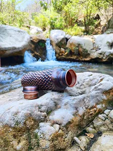 Bouteille d'eau ayurvédique en cuivre pur, faite à la main, traditionnelle indienne, pour l'hydratation quotidienne, le bien-être, le yoga et la remise en forme - Product Image 4
