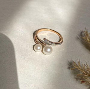 Bague de fiançailles en or jaune 10K massif avec moissanite, sertie de diamants CZ blancs ronds et de double perle, style bande ouverte - Product Image 2