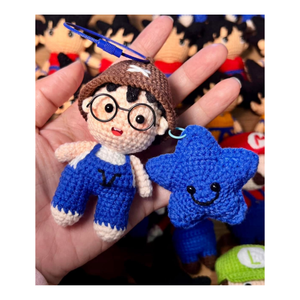 ตุ๊กตาโครเชต์สไปเดอร์แมน สีแดงน้ำเงิน ของเล่นตุ๊กตาการ์ตูน 3 มิติ พวงกุญแจนุ่ม - Product Image 4