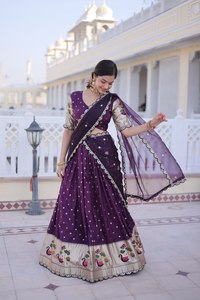 Conjunto Tradicional de Lehenga Choli de Tela Fendy con Bordado Decorativo en el Dobladillo |   Ropa de Fiesta y Boda de Secado Rápido, Suministro al por Mayor - Product Image 4