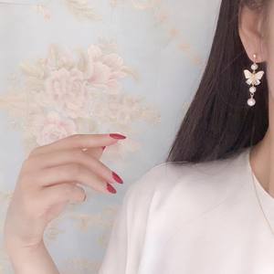 Pendientes Colgantes de Perlas de Agua Dulce de Estilo Retro Europeo Americano, 4-5 Perlas, Forma de Mariposa, Joyería de Moda para Venta al por Mayor - Product Image 4