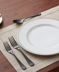 Ensemble de couverts en métal noir mat, design minimaliste, résistant à la rouille, idéal pour les événements culinaires - Product Image 5