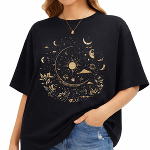 Camiseta Negra Holgada para Mujer con Estampado Celestial Dorado, Hombros Caídos, Manga Corta, Cuello Redondo, Estilo Bohemio, Top de Verano - Product Image 1
