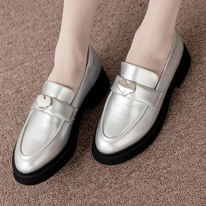 Mocasines de Plataforma Gruesa de Charol para Mujer Ann's con Hebilla de Corazón, Suela de Goma Plateada a la Moda y Tacón Acolchado Cómodo - Product Image 1