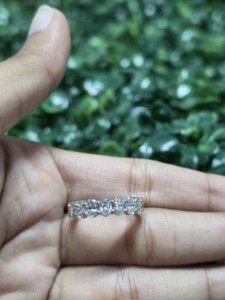 Bague Éternité Ovale en Argent Sterling 925 avec Sertissage à Griffes, Ornementée de Pierres de Laboratoire, Anti-ternissement, Hypoallergénique, pour Femme, Idéale pour Fêtes et Mariages - Product Image 3