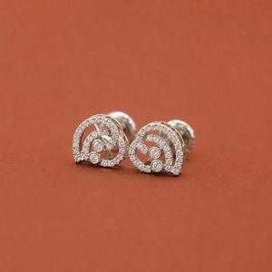 Élégantes boucles d'oreilles à clous en diamant incurvées avec un design pavé à double spirale - Product Image 2