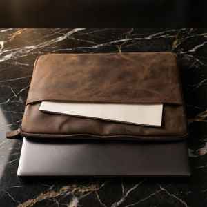 Funda de Piel Auténtica de Alta Calidad y Duradera con Logotipo Personalizado al por Mayor para Laptop Vintage de Negocios, Compatible con MacBook Air Pro de 13 Pulgadas - Product Image 1