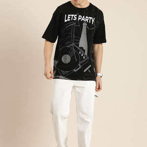 Camiseta extragrande única con estructura relajada y tacto ligero, diseñada para brindar comodidad, estilo y fácil uso diario. - Product Image 3