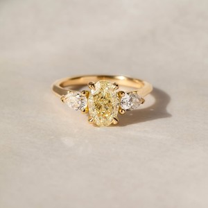 แหวนเพชรรูปไข่สีเหลืองสามเม็ด เพชรเลี้ยงในห้องปฏิบัติการ ทอง 10K/14K/18K แหวนหมั้นหรูหรา ของขวัญแต่งงาน - Product Image 1