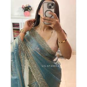 Sari de seda suave y gasa espacial con bordado de diamantes y blusa con bordado de hilo. - Product Image 4