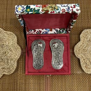 ARTESANÍA METÁLICA HECHA A MANO, CHARAN PADUKA BAÑADO EN PLATA CON EMPAQUETADO EN CAJA ROYAL - Product Image 1