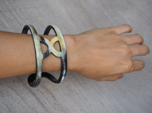 กำไลข้อมือทำมือจากเขาควายธรรมชาติ เป็นมิตรกับสิ่งแวดล้อม ทันสมัย สวยงาม สง่างาม เหมาะสำหรับงานแต่งงาน ผลิตโดย Perfect Enterprises - Product Image 6