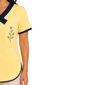 T-shirt asymétrique jaune citron pour femme, col en V, manches courtes, bordure contrastante marine, broderie florale, détails boutonnés, style décontracté, vente en gros - Product Image 4