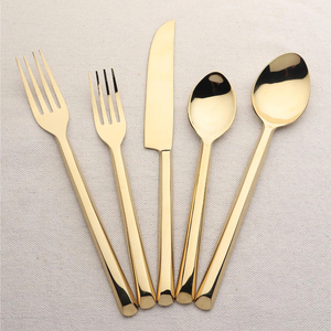 Ensemble de couverts en laiton plaqué or au design moderne, avec poignée texturée martelée unique, pour la maison et la restauration - Product Image 2